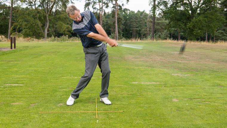 golfer-hitting-the-ball-really-fast
