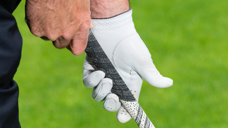 a-golfer-with-a-pristine-white-glove-holding-a-golf-club-grip