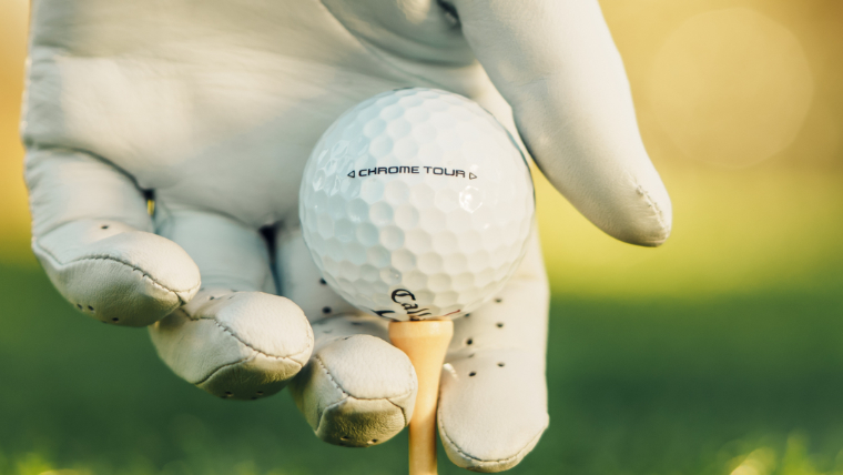 a-golfer-wearing-a-callaway-golf-glove