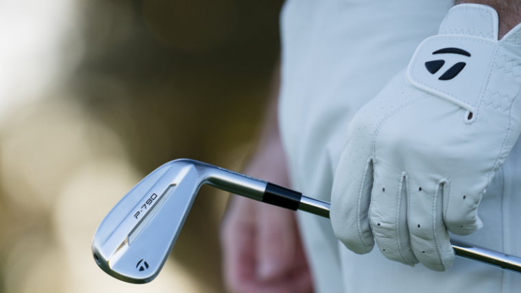 a-golfer-wearing-a-taylormade-golf-glove