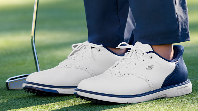 a-golfer-wearing-skechers-golf-shoes