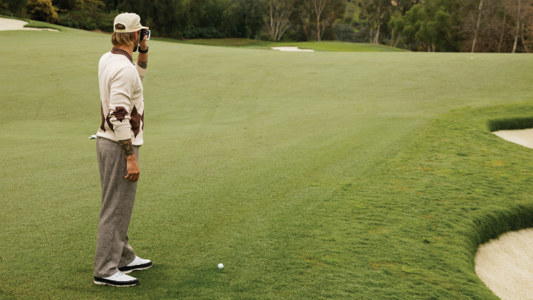 a-golfer-using-a-garmin-z30-laser-rangefinder