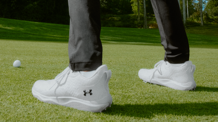 a-golfer-wearing-drive-pro-clone-golf-shoes