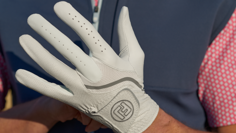 a-golfer-wearing-a-footjoy-golf-glove