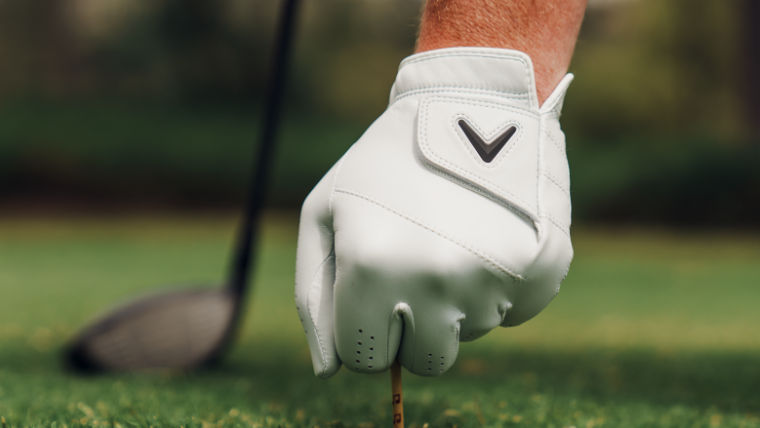 a-golfer-wearing-a-callaway-golf-glove