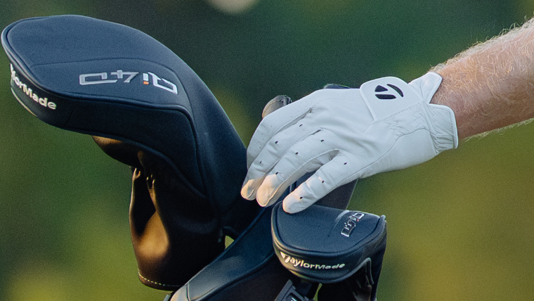 a-golfer-wearing-a-taylormade-golf-glove